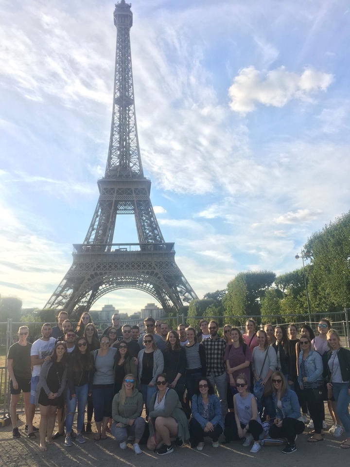 Groupe de personnes devant la tour Eiffel