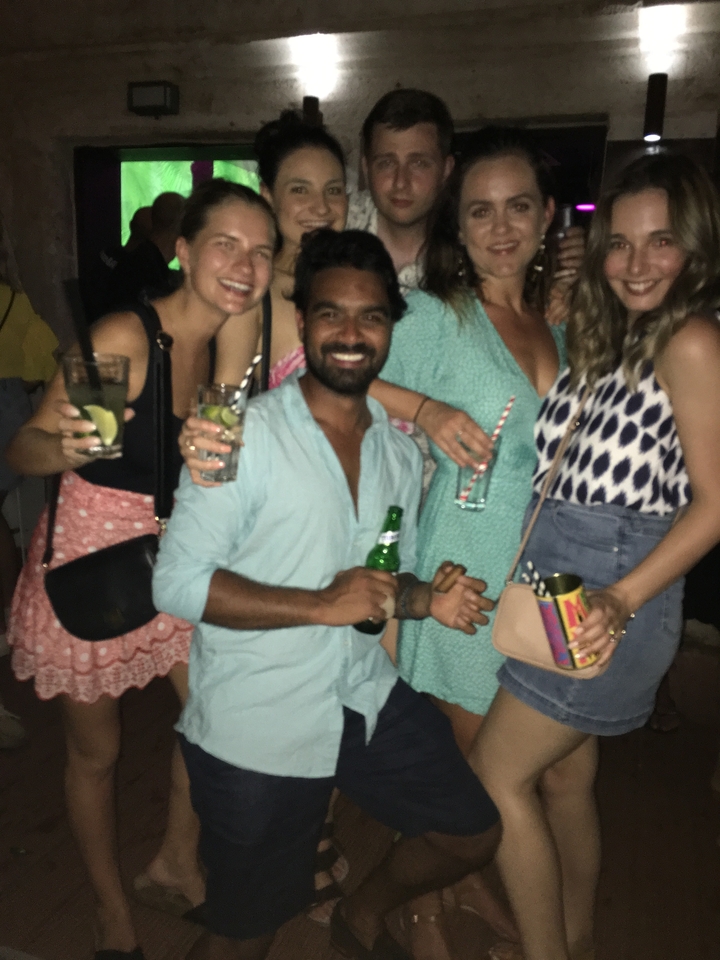 Image floue de personnes tenant des boissons et souriant.