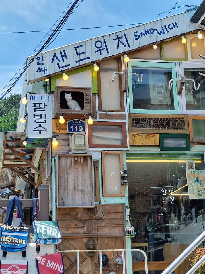 Devanture de magasin avec des enseignes et du texte colorés.