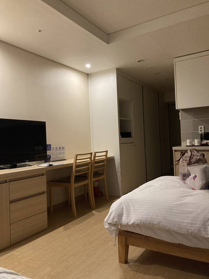 Intérieur d'une chambre d'hôtel avec lit et bureau.