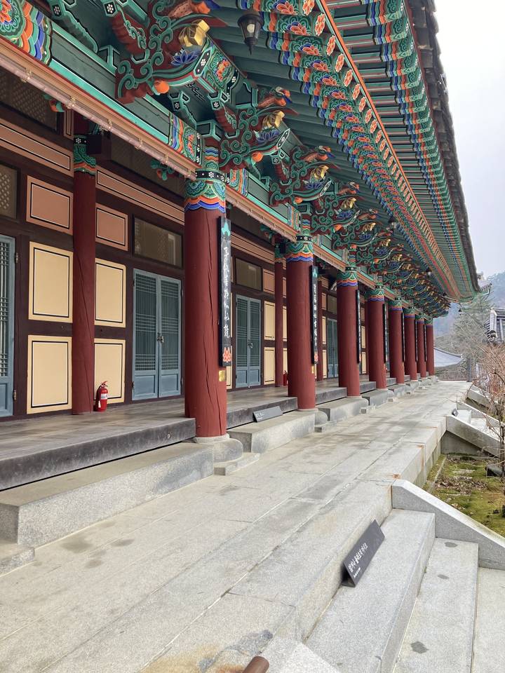 Gros plan de détails architecturaux ornementés sur un bâtiment coréen.