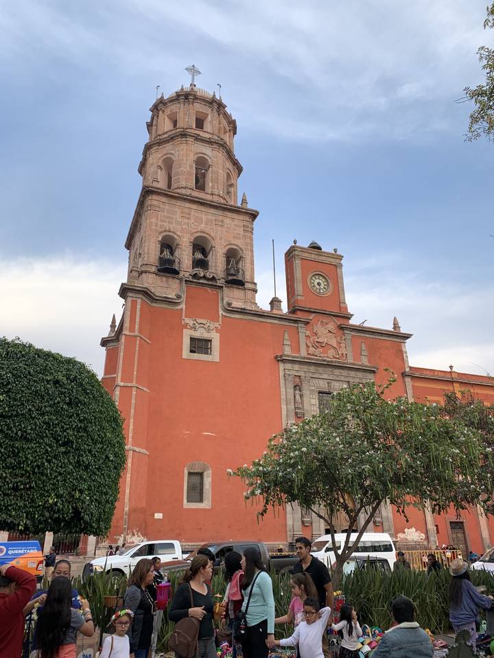 Église historique avec clocher.