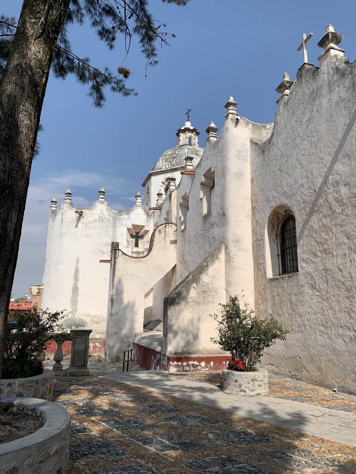 Bâtiment en stuc blanc avec des dômes et des tours.