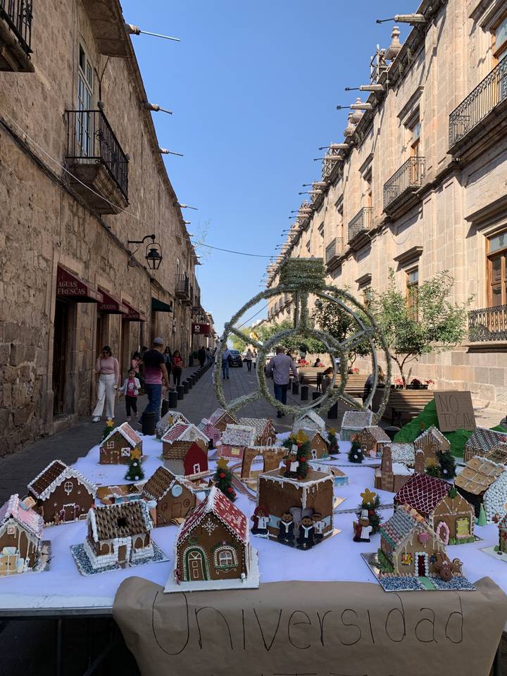 Rue avec des décorations festives et des maisons en pain d'épice.