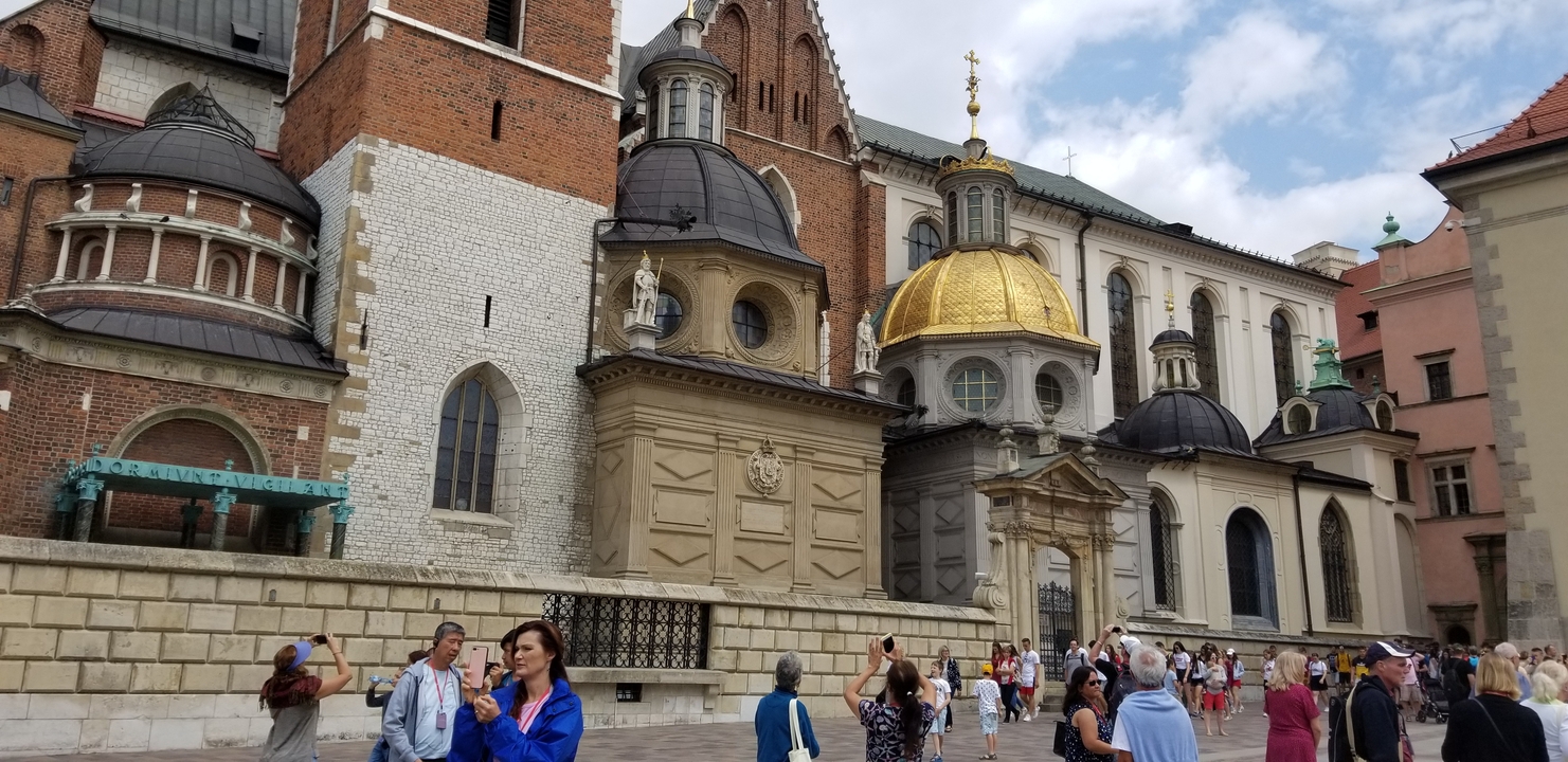 Touristes photographiant une architecture historique avec des dômes.