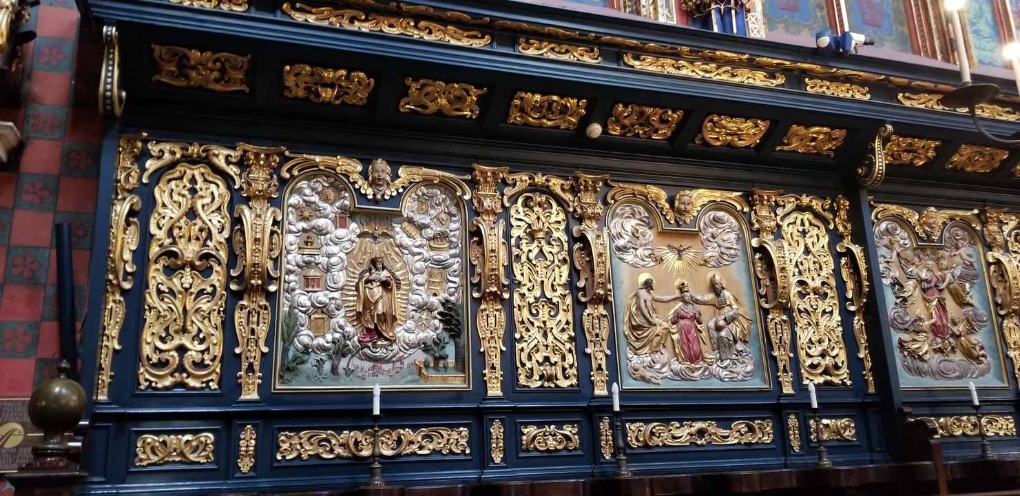 Retable orné doré et bleu avec des sculptures religieuses détaillées.