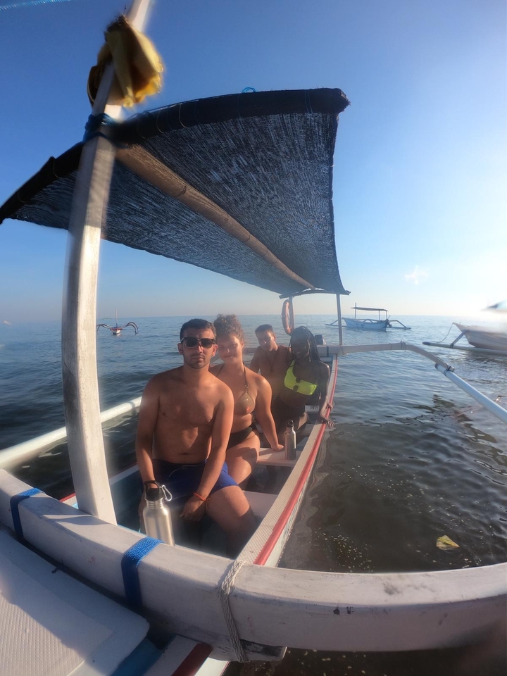 Groupe de personnes assises sur un petit bateau en mer.