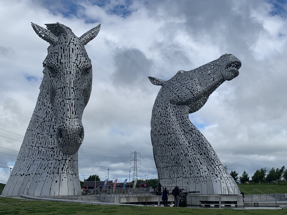 Grandes sculptures de têtes de cheval à l'extérieur.