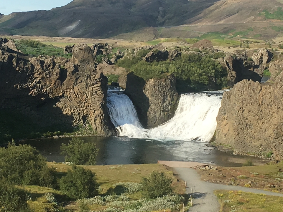 Cascade avec paysage rocheux environnant