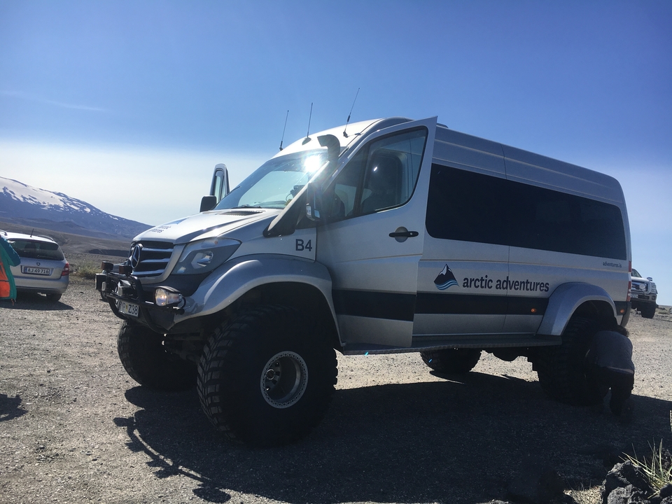 Véhicule tout-terrain dans une zone de gravier
