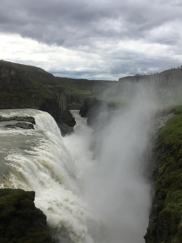 Grande cascade avec brume et falaises