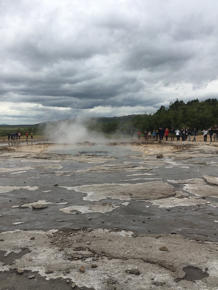 Geyser avec des gens qui observent dans un parc