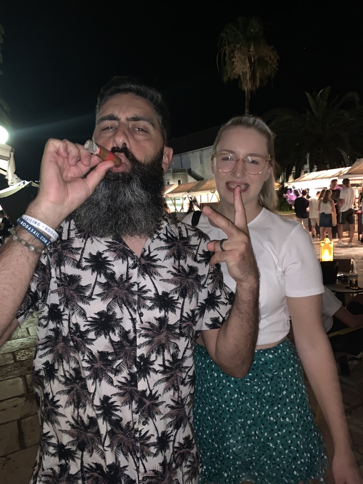 Les gens profitant de la vie nocturne avec des cigares