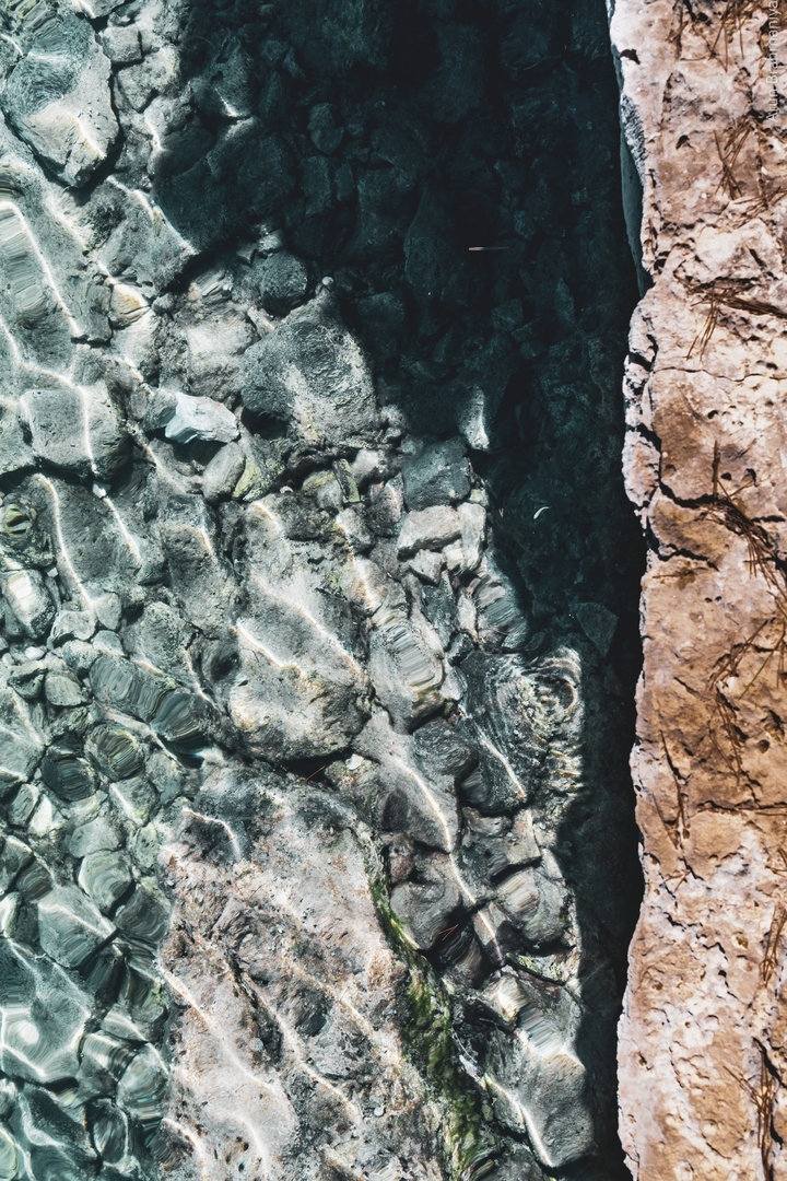 Gros plan d'ondulations d'eau et de rochers