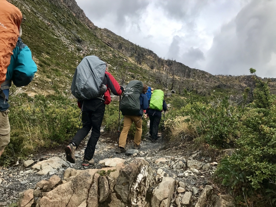 Groupe de personnes faisant de la randonnée sur un sentier de montagne.