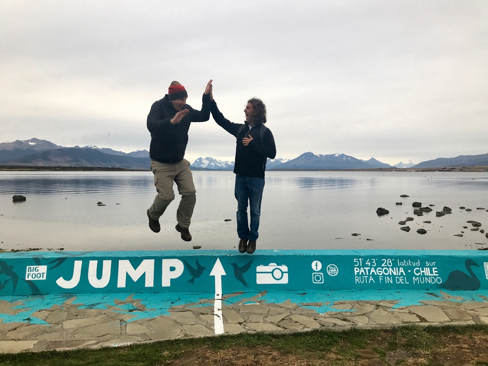 Deux personnes qui se tapent dans la main lors d'une journée lumineuse au bord d'un lac pittoresque.