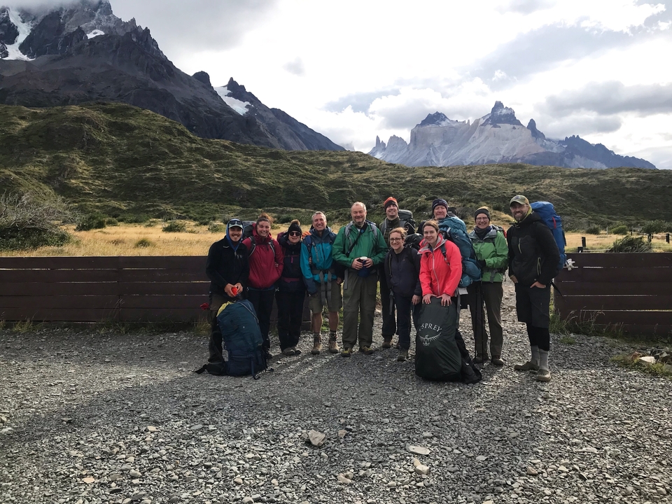 Grand groupe de personnes avec des montagnes en arrière-plan.