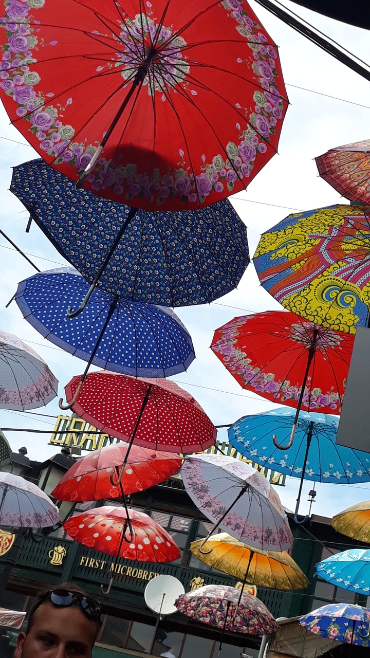 Des parapluies colorés suspendus dans le ciel.