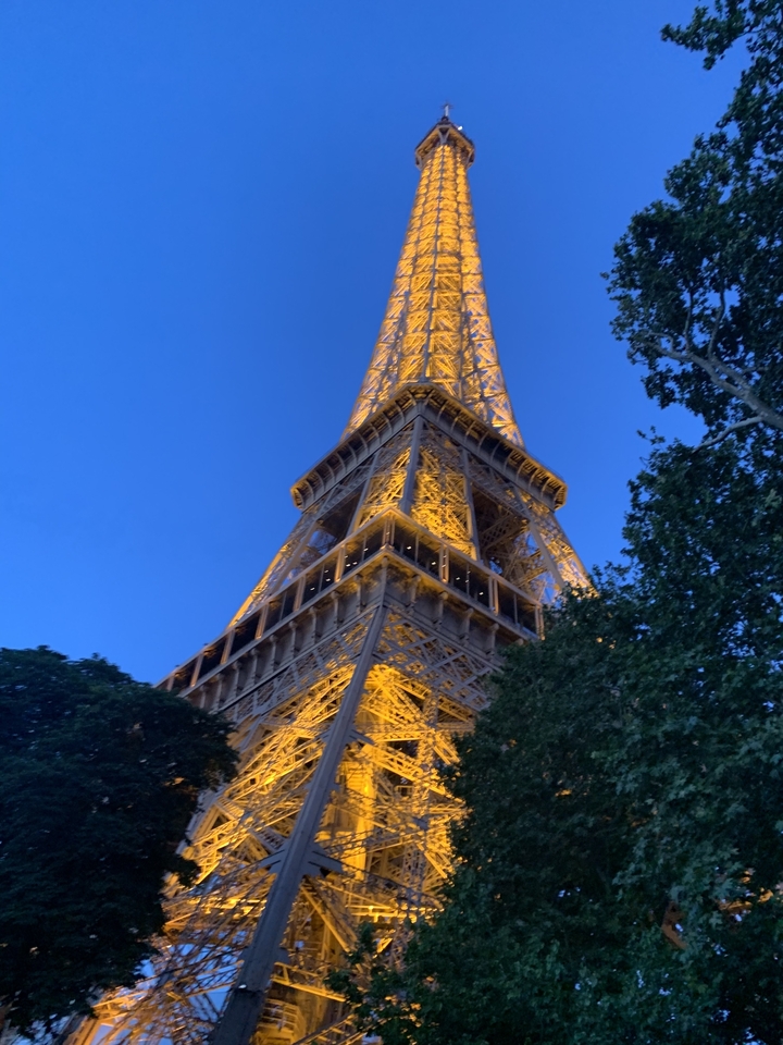 La Tour Eiffel illuminée sur un ciel bleu foncé.