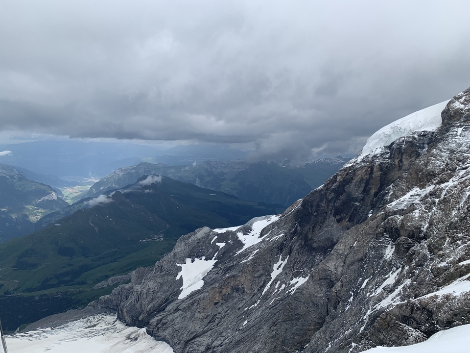 Vue dramatique sur la montagne avec des plaques de neige.