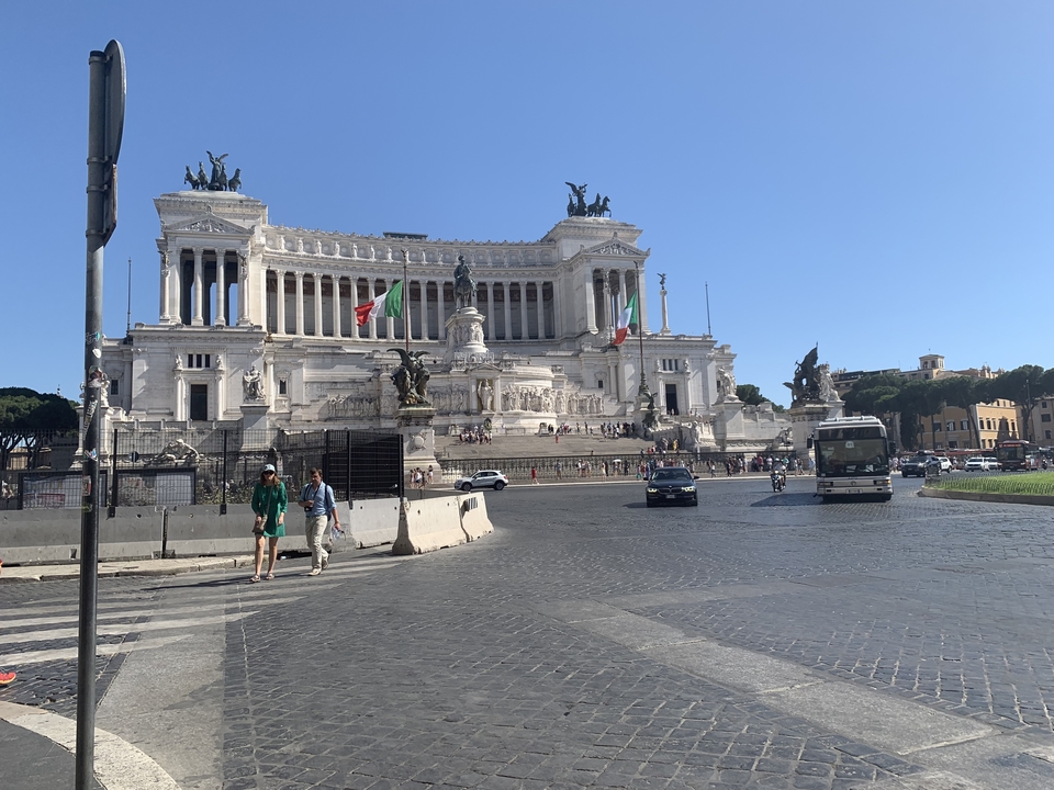Monument à Rome avec des personnes au premier plan.