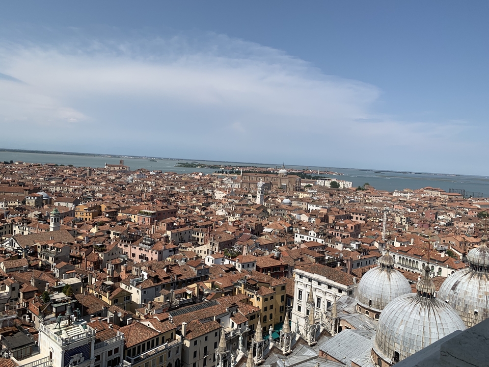 Vue panoramique des toits et canaux de Venise.