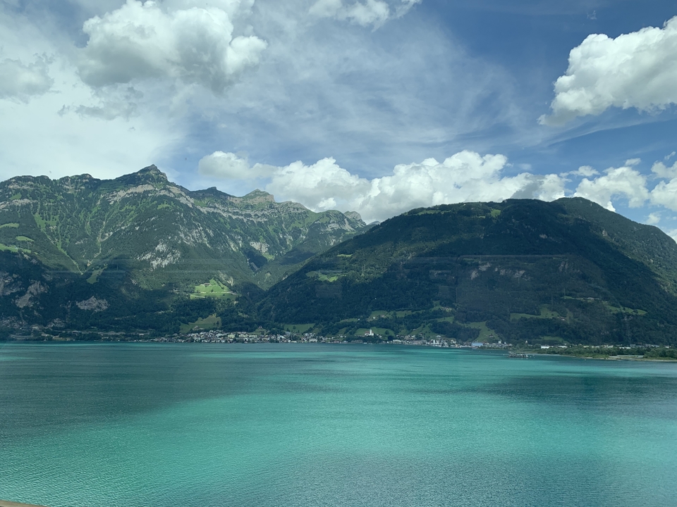 Des montagnes se reflétant dans l'eau claire du lac.