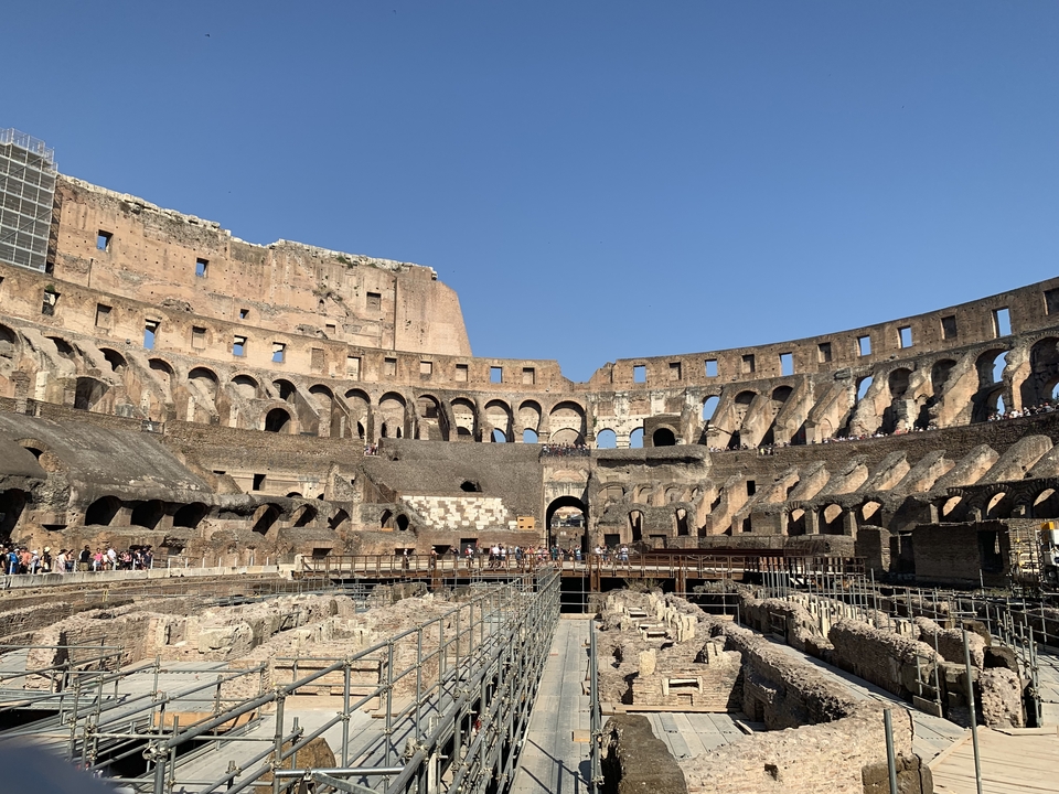 Intérieur du Colisée montrant son architecture antique.