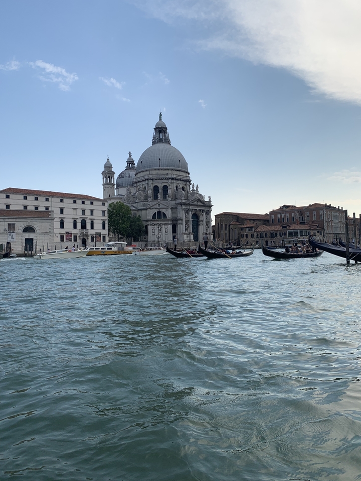 Gondoles et architecture vénitienne le long d'un canal.