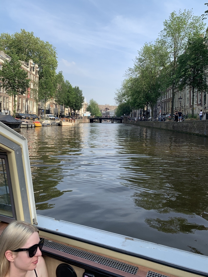 Vue le long d'un canal avec des bateaux et des bâtiments bordant l'eau.
