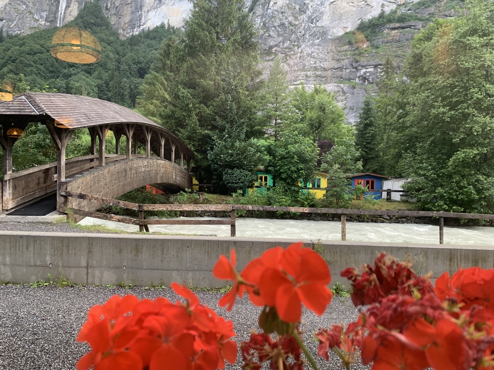 Un pont pittoresque au-dessus d'une rivière avec des maisons colorées.