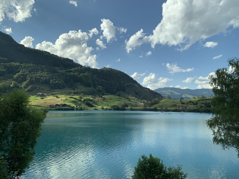 Un lac serein avec des collines boisées.