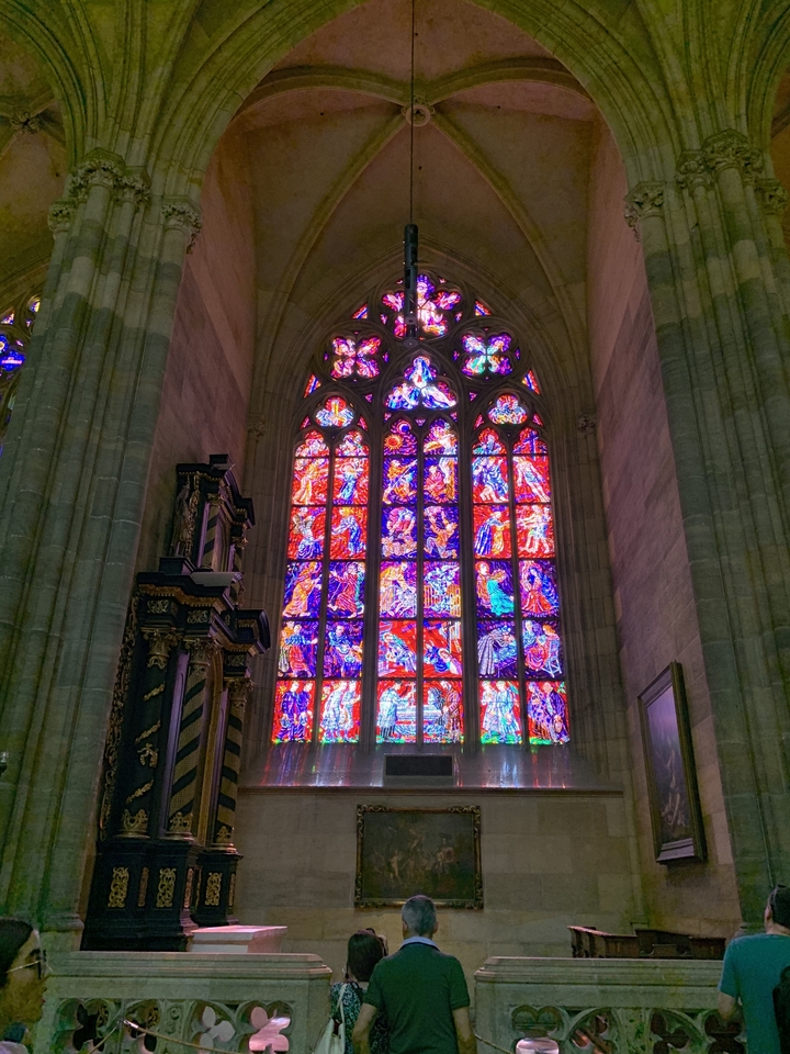 Plan rapproché de vitraux colorés dans une cathédrale.