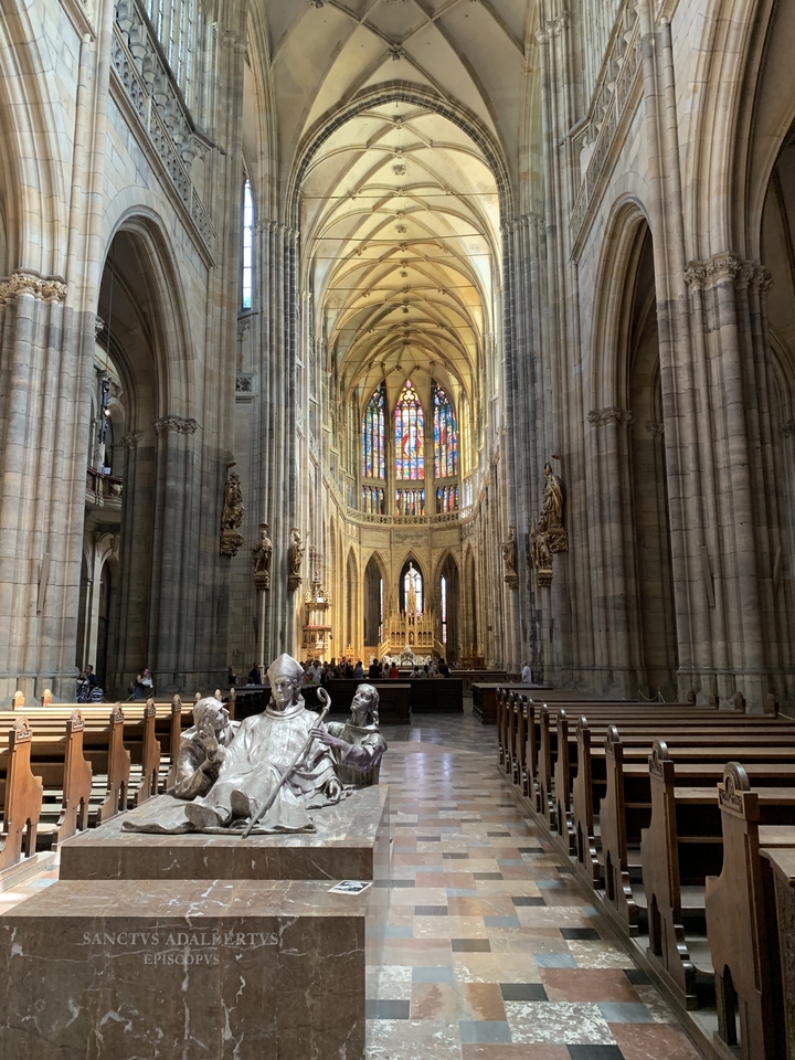 Intérieur d'une cathédrale avec des vitraux.