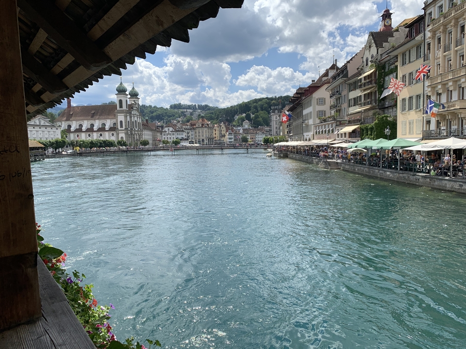Bâtiments historiques le long d'une rivière à Lucerne.