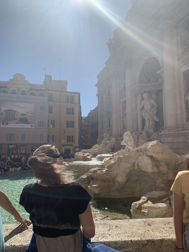 Fontaine de Trevi à Rome avec des touristes rassemblés autour.