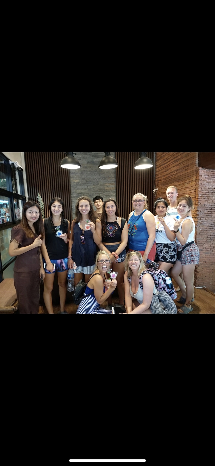 Groupe de touristes tenant des souvenirs à l'intérieur.