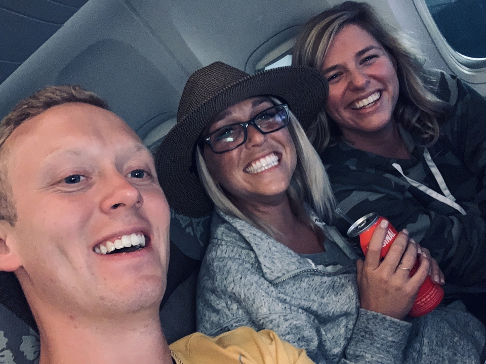 Groupe d'amis souriant dans un véhicule.