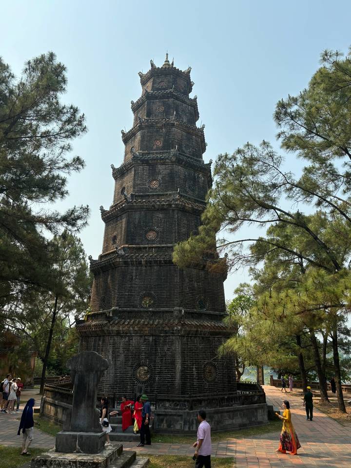 Tour de style pagode entourée d'arbres.