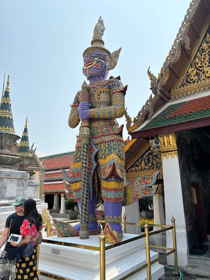 Statue de gardien colorée dans un temple.