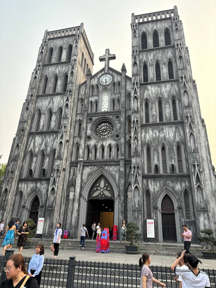 Cathédrale de style gothique avec des gens à l'extérieur.