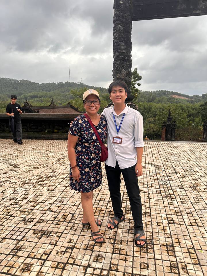 Deux personnes posant dans une cour, vue en rotation