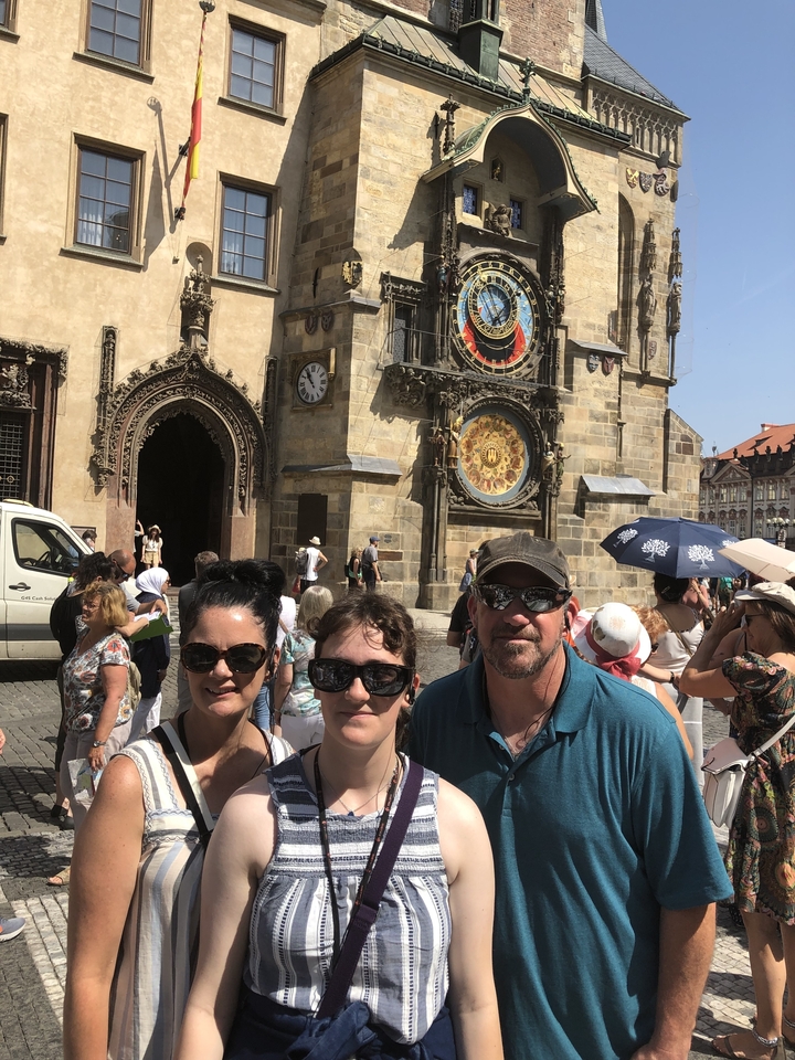 Famille devant une célèbre horloge astronomique.