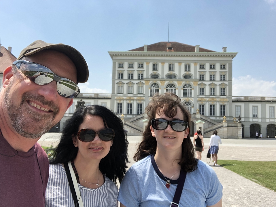 Famille devant un grand bâtiment.