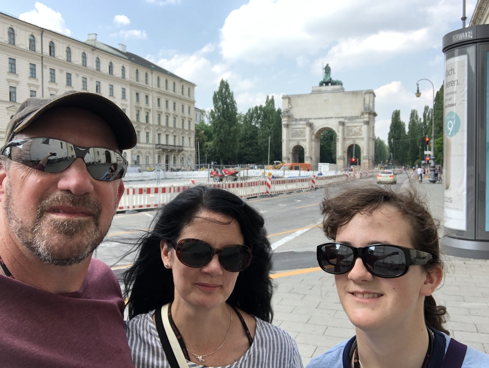 Famille debout devant une porte historique.