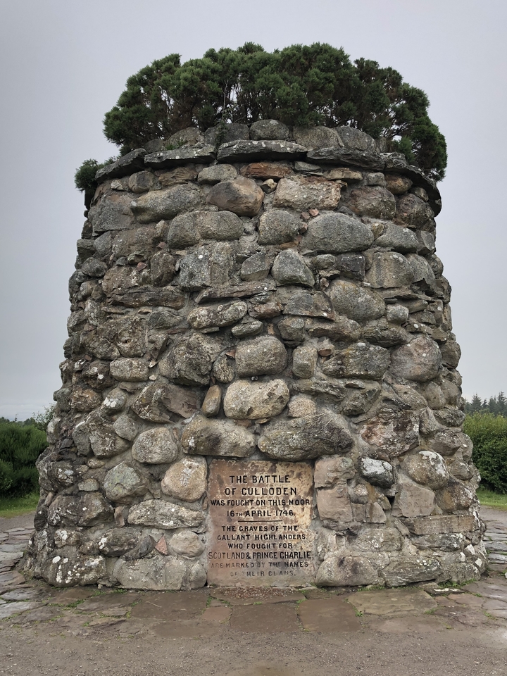 Structure de cairn en pierre avec ciel couvert