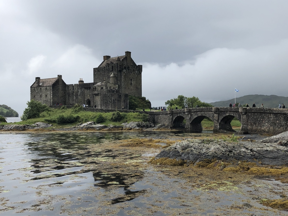 Château historique et pont en arc au-dessus d'un plan d'eau