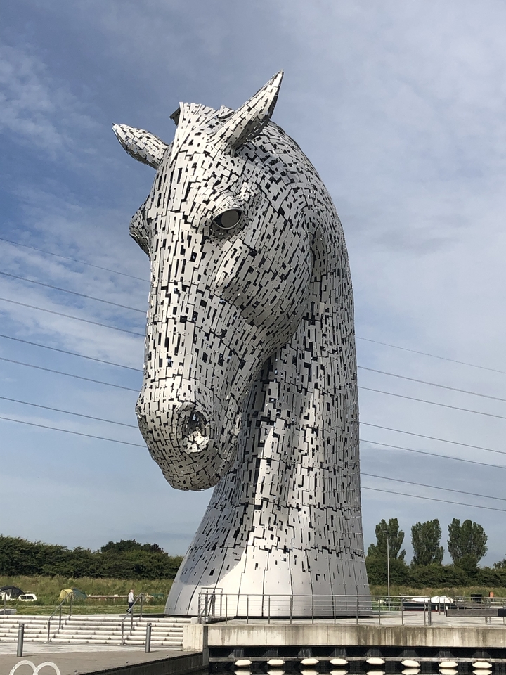 Grande sculpture de tête de cheval sous un ciel bleu