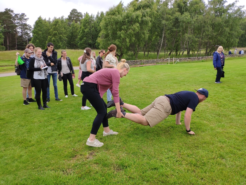 Des gens engagés dans un jeu sur un terrain herbeux.
