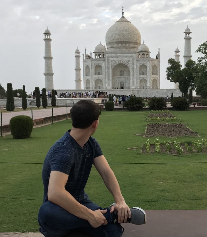 Personne assise devant le Taj Mahal.